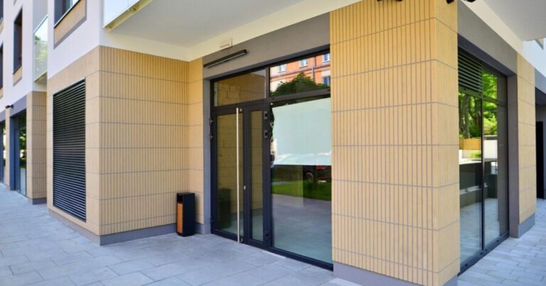 Retractable Privacy Screens