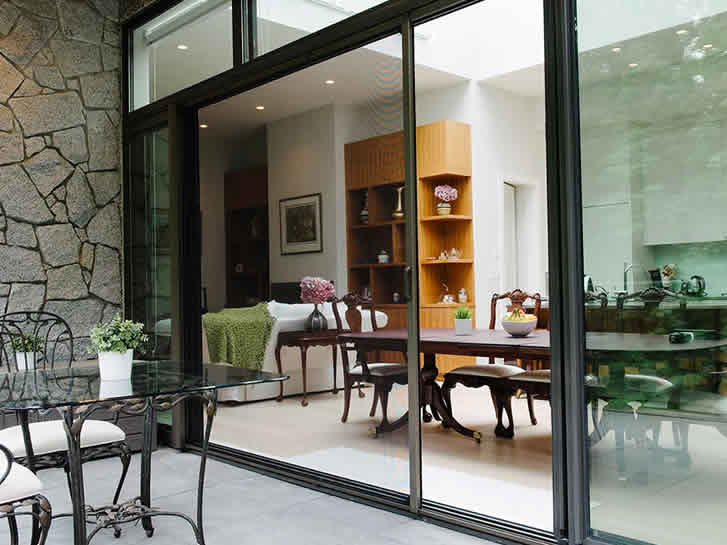 Hotels Retractable Screens